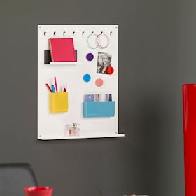 Bianca bacheca magnetica con portachiavi e accessori