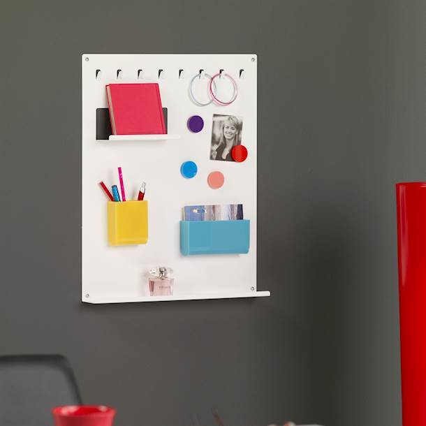 Bianca bacheca magnetica con portachiavi e accessori